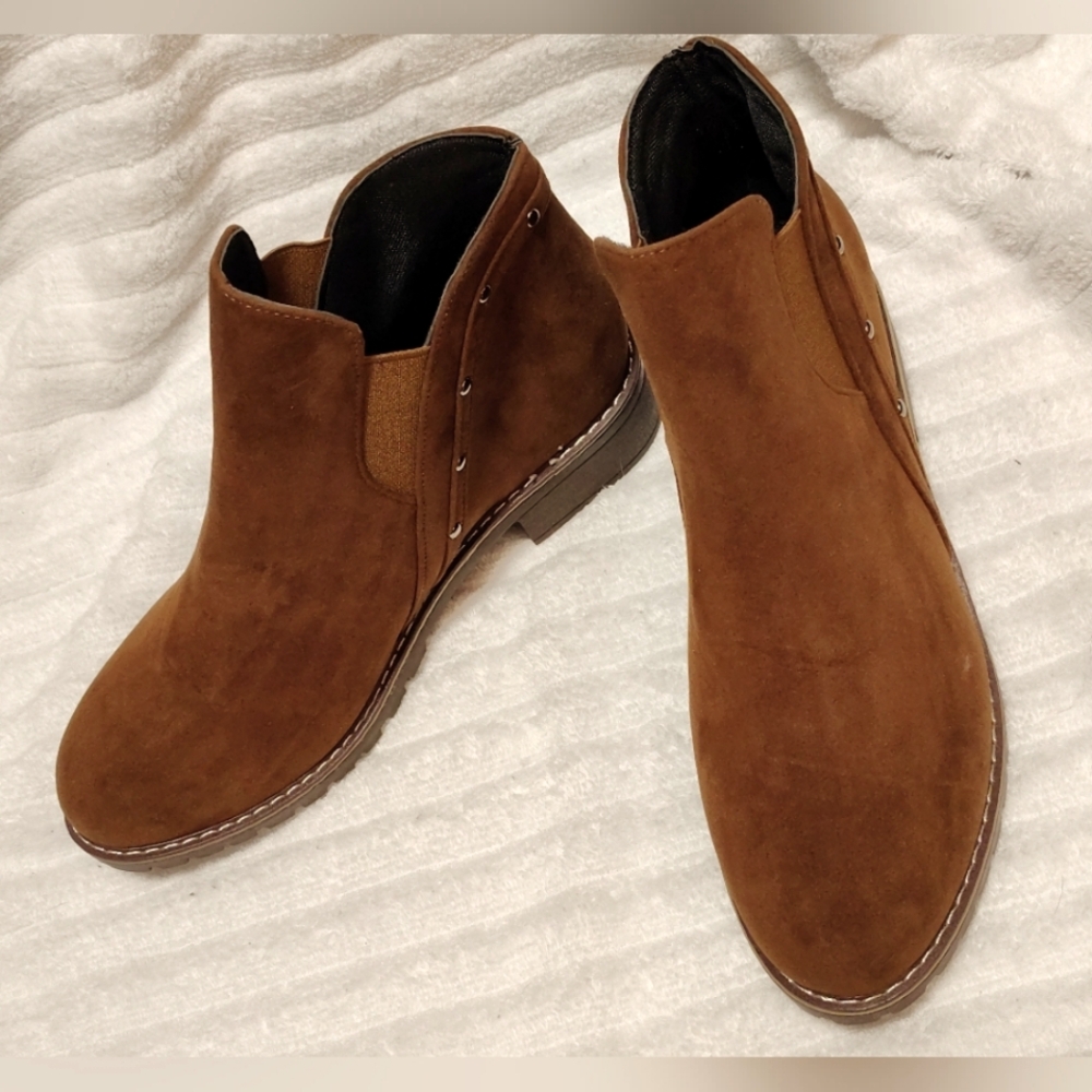 BRAND NEW WOMEN'S CARAMEL BROWN STUDDED SLIP ON ANKLE BOOTS NWOT